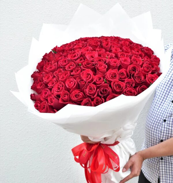 100 red roses valentines day bouquet Nairobi, 100 roses bouquet valentines Kenya, Valentines day roses delivery Kenya, Luxury valentines bouquet Nairobi, big red roses bouquet for Valentines day.