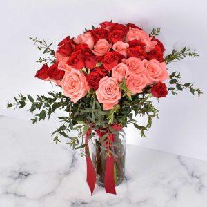 roses arrangement in a vase, red and pink roses, flowers for all occasions, flower shop in Nairobi CBD, fuzzy & fluff gifts